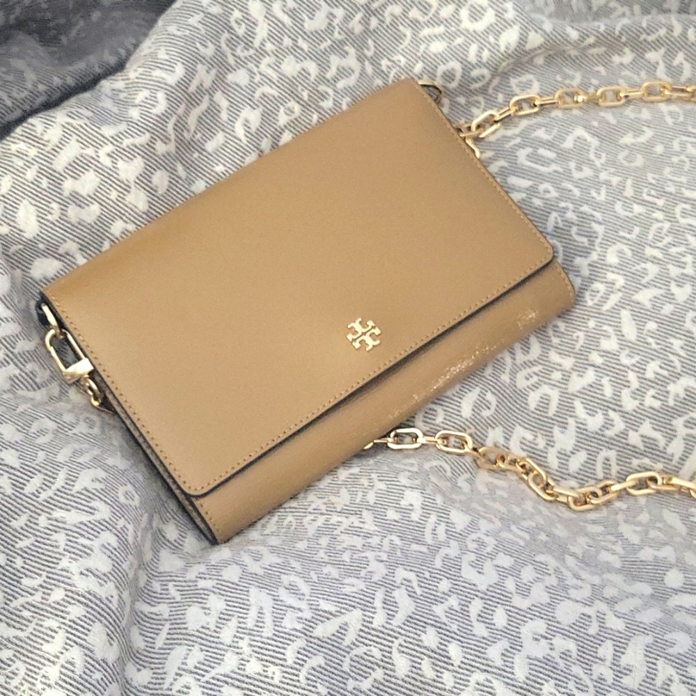 Tory Burch Emerson crossbody in tan with gold chain